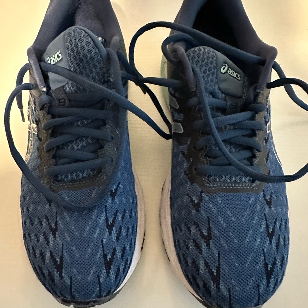 ASICS running shoe - Picture 2 of 3